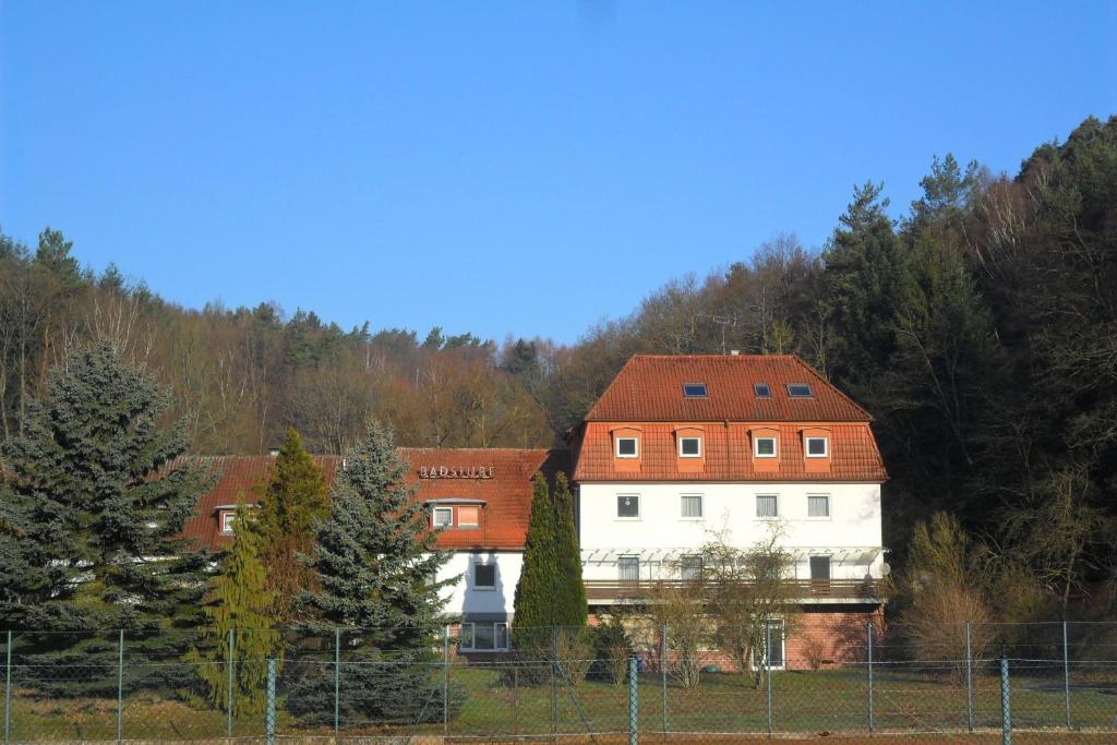 奥特贝格巴德司徒贝酒店的一座大型白色房屋,设有红色屋顶