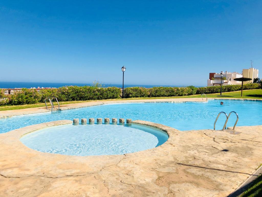 穆特克萨梅尔Apartament El Castillo De Bonalba的公园中央的大型游泳池