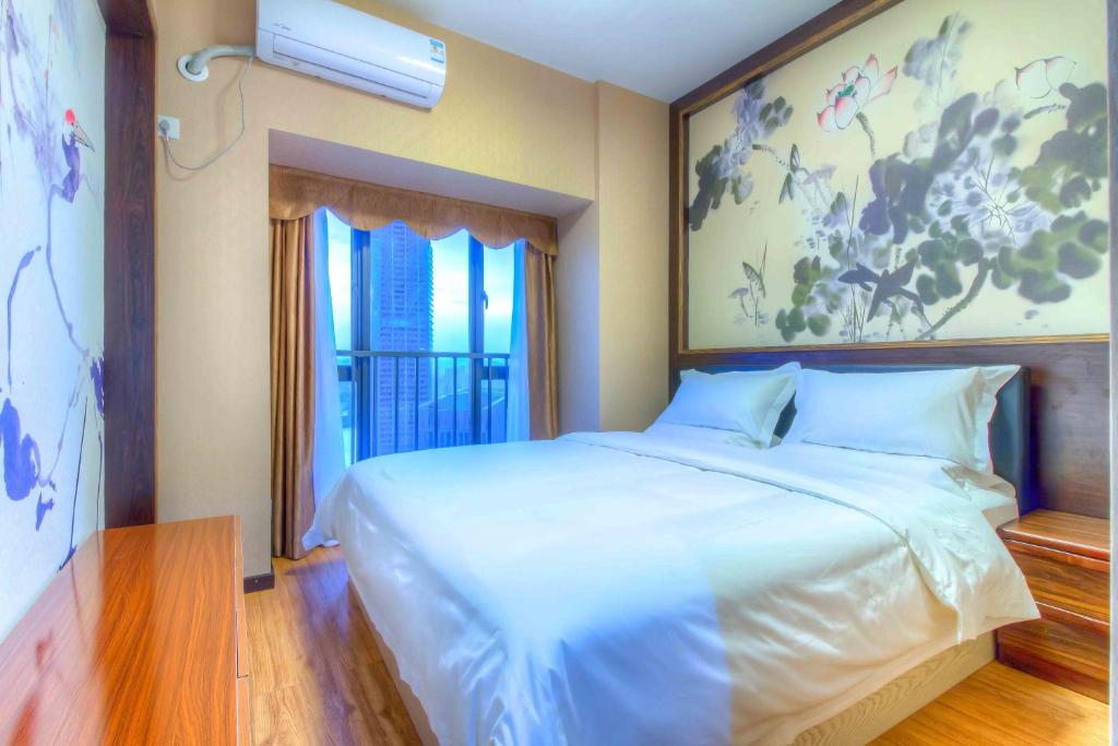 广州星寓传奇服务式公寓（广交会店）的卧室设有一张白色大床和一扇窗户。