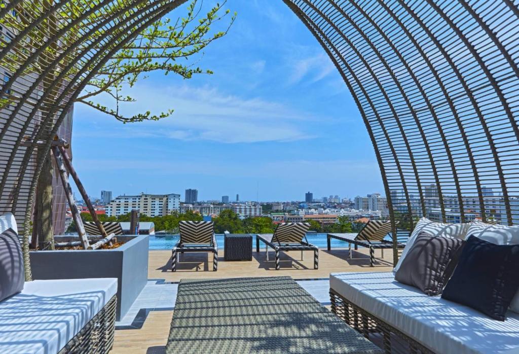 芭堤雅市中心芭堤雅切佐酒店的从带椅子的建筑屋顶上欣赏美景