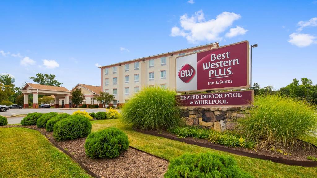 Zion CrossroadsBest Western Plus Crossroads Inn & Suites的各州最佳西方酒店标志