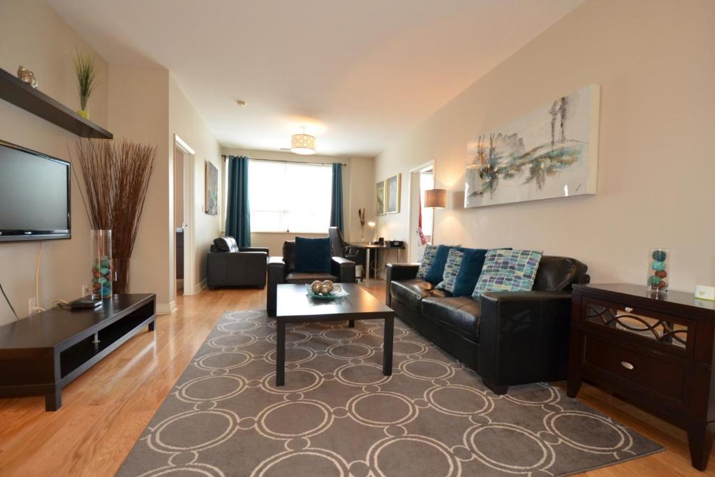 汉密尔顿苏摩公寓的客厅配有沙发和桌子