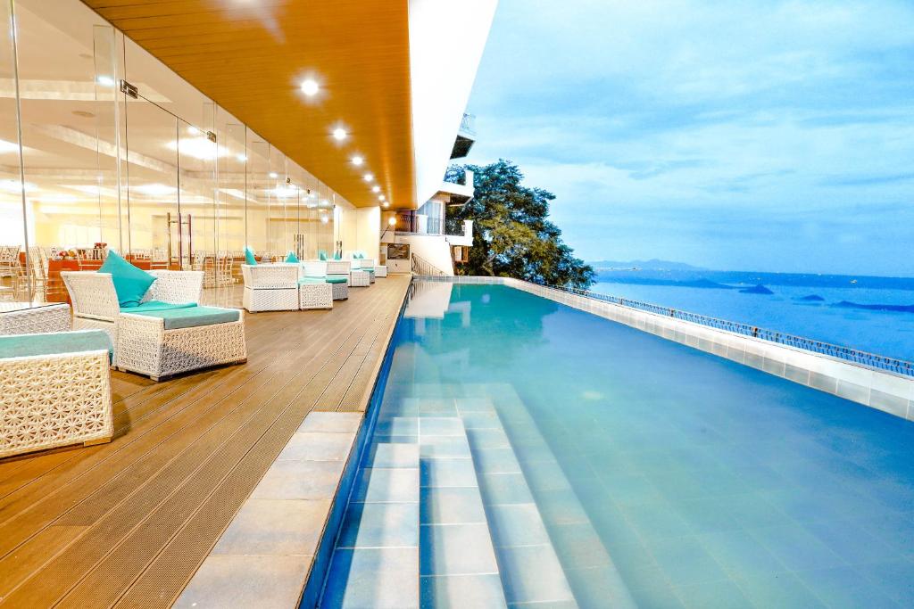 大雅台塔盖泰湖景酒店的酒店游泳池享有海景