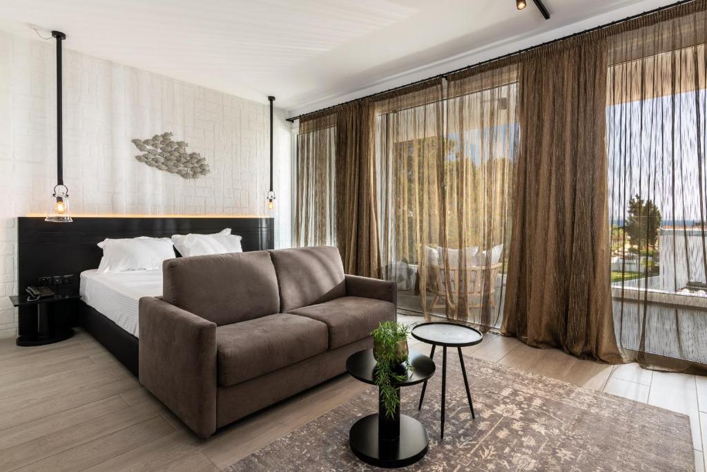 阿依纳帕Abacus Suites的酒店客房,配有床和沙发