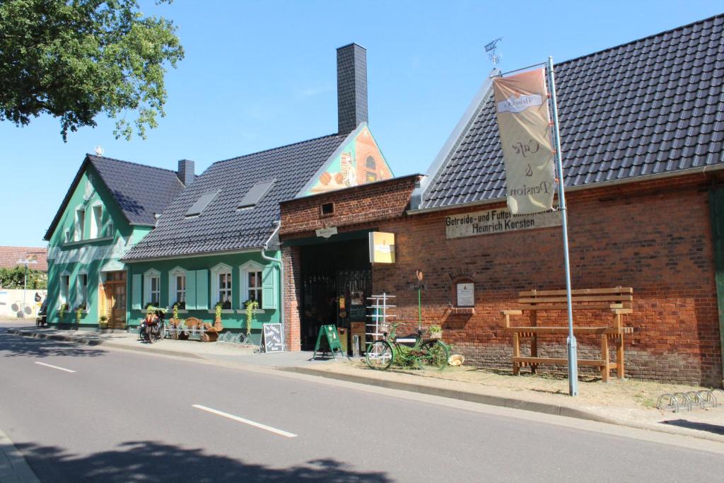 WalternienburgHeinrich's Pension & Ferienwohnungen的街道边的砖砌建筑