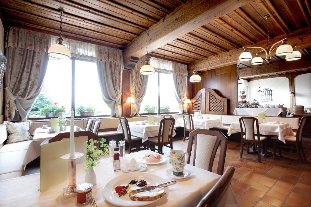 穆赫克雷斯的艾根Bärnsteinhof - Gasthof mit Herz的用餐室设有桌椅和窗户。