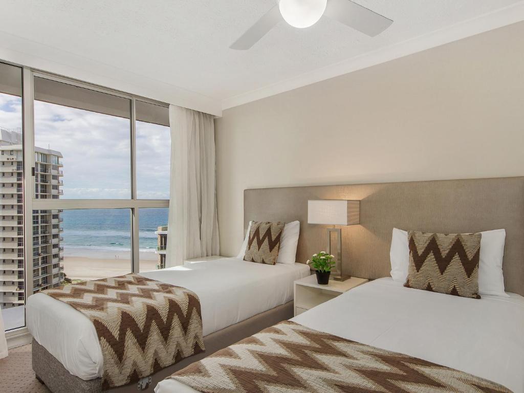 黄金海岸太阳鸟海滩度假酒店的海景客房 - 带两张床