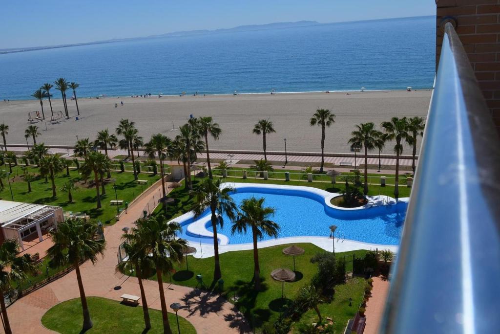 滨海罗克塔斯Apartment Brisa Marina的从度假村的阳台上可欣赏到海滩景色