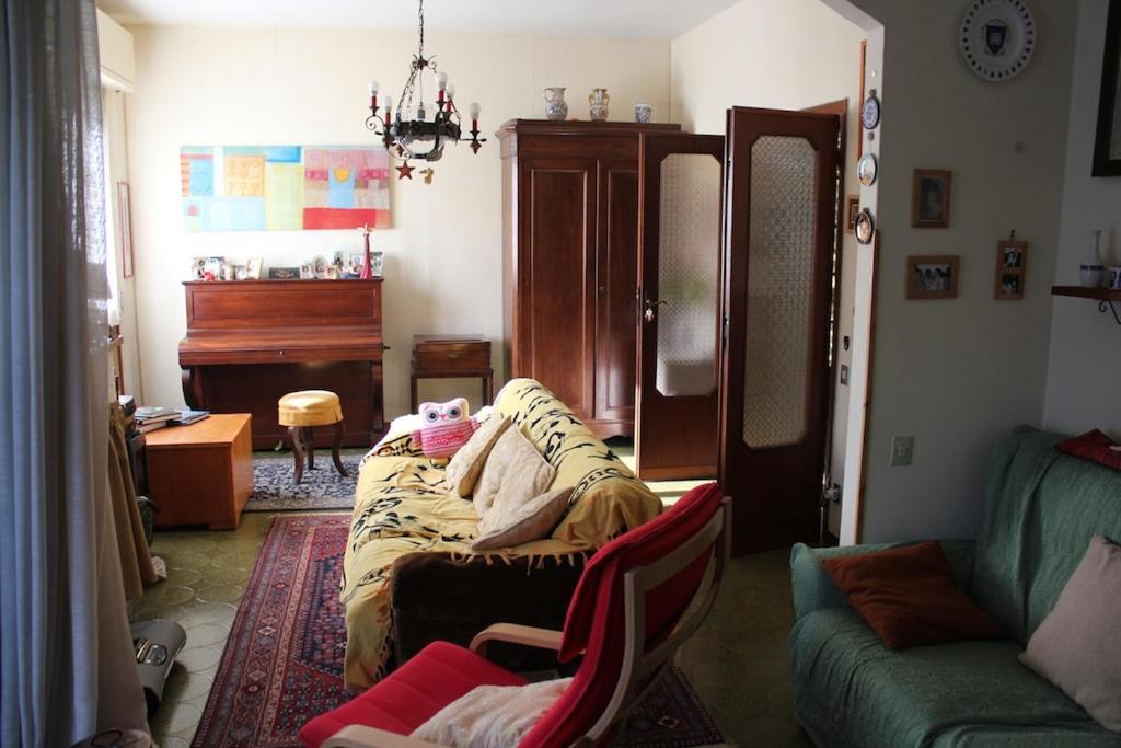 圣朱利亚诺-泰尔梅梅森德朵拉酒店的带沙发和钢琴的客厅
