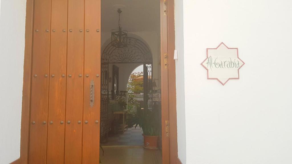 桑卢卡尔-德巴拉梅达Casa Algarabía的门上带木制储物柜和标志的走廊