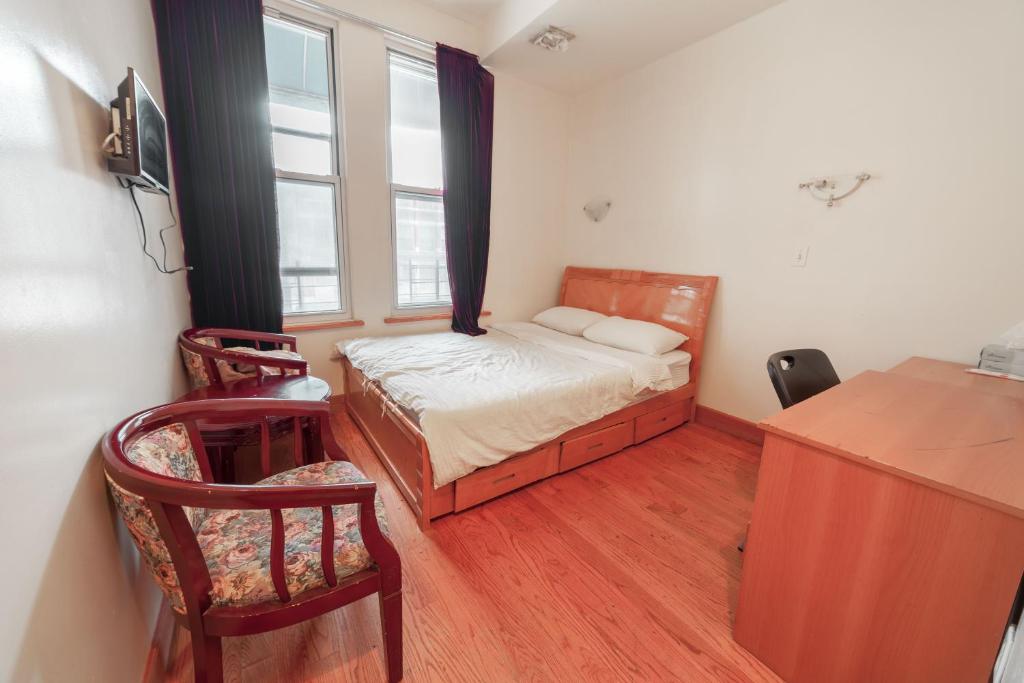 纽约美国太平洋旅舍的一间小卧室,配有床和窗户