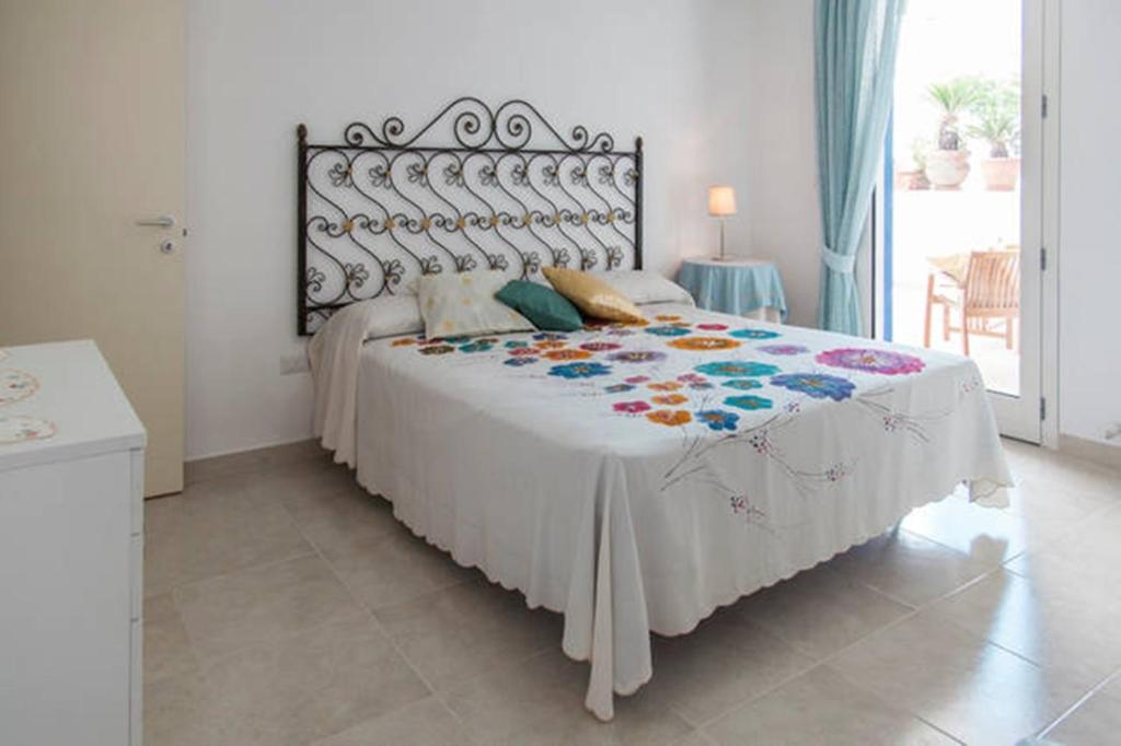 莱乌卡Stella del Mare的一间卧室配有一张带白色床罩的大床