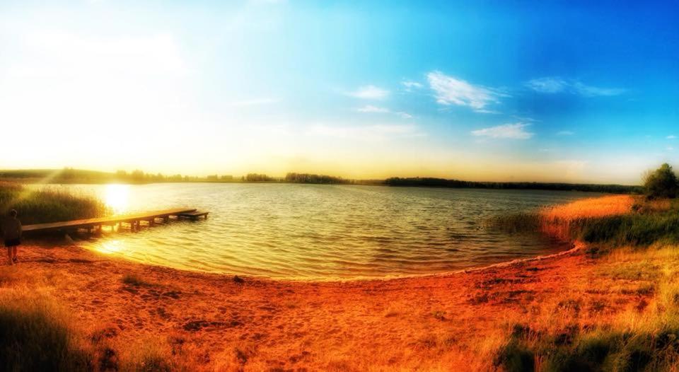 斯塔雷朱奇Uroczysko Skomackie的享有湖景和阳光环境