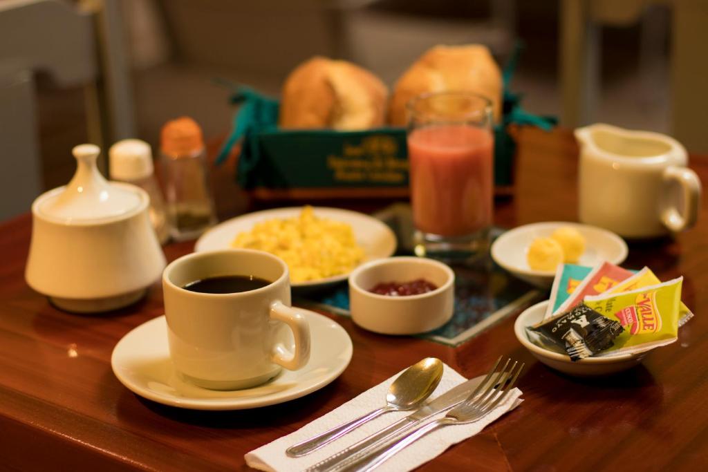 阿雷基帕洛斯巴尔肯斯莫拉圣卡塔利娜旅舍的桌子上放着咖啡和早餐食品