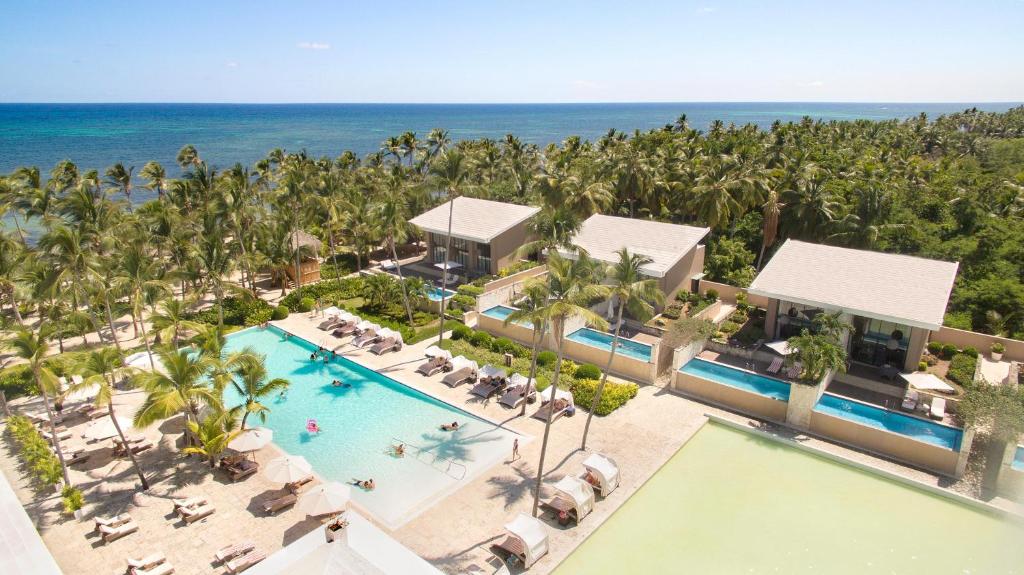 蓬塔卡纳加泰罗尼亚皇家巴瓦罗酒店 - 全包 - 仅限成人的享有带游泳池的度假村的空中景致