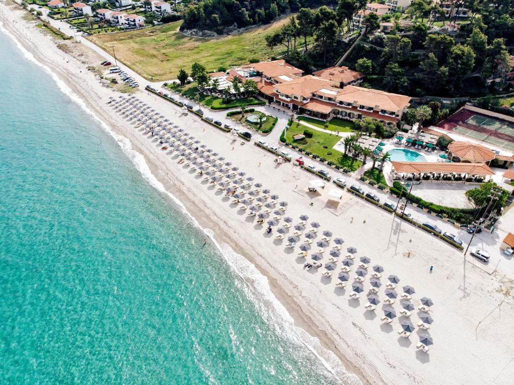 波塞蒂波塞蒂套房度假酒店的享有海滩的空中景致,配有遮阳伞和海洋