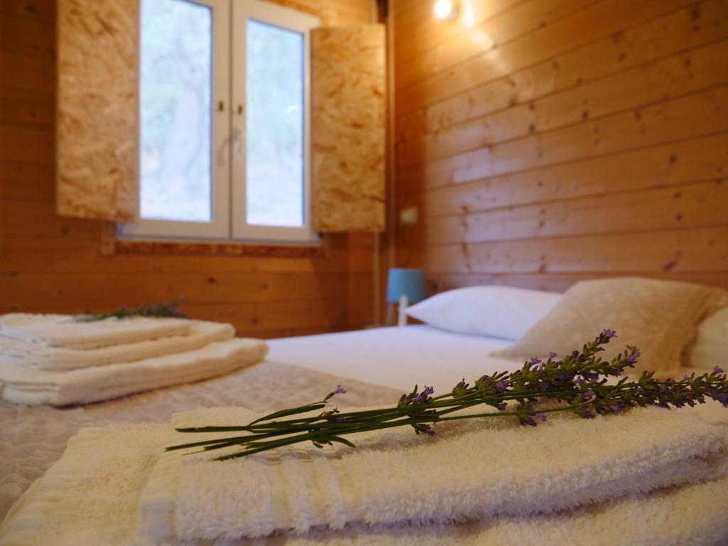 诺托Camping Fiori di Noto的一间卧室,配有一张插花的床
