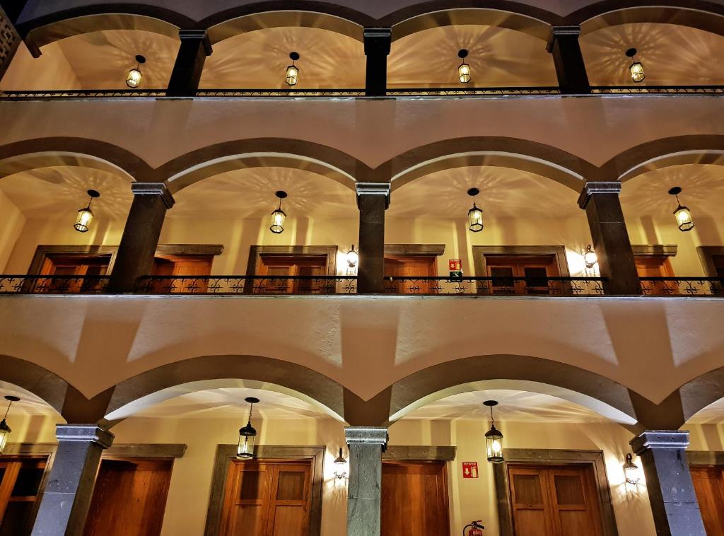 瓜达拉哈拉Puerta San Pedro的享有带拱形天花板的大楼大堂的景致。