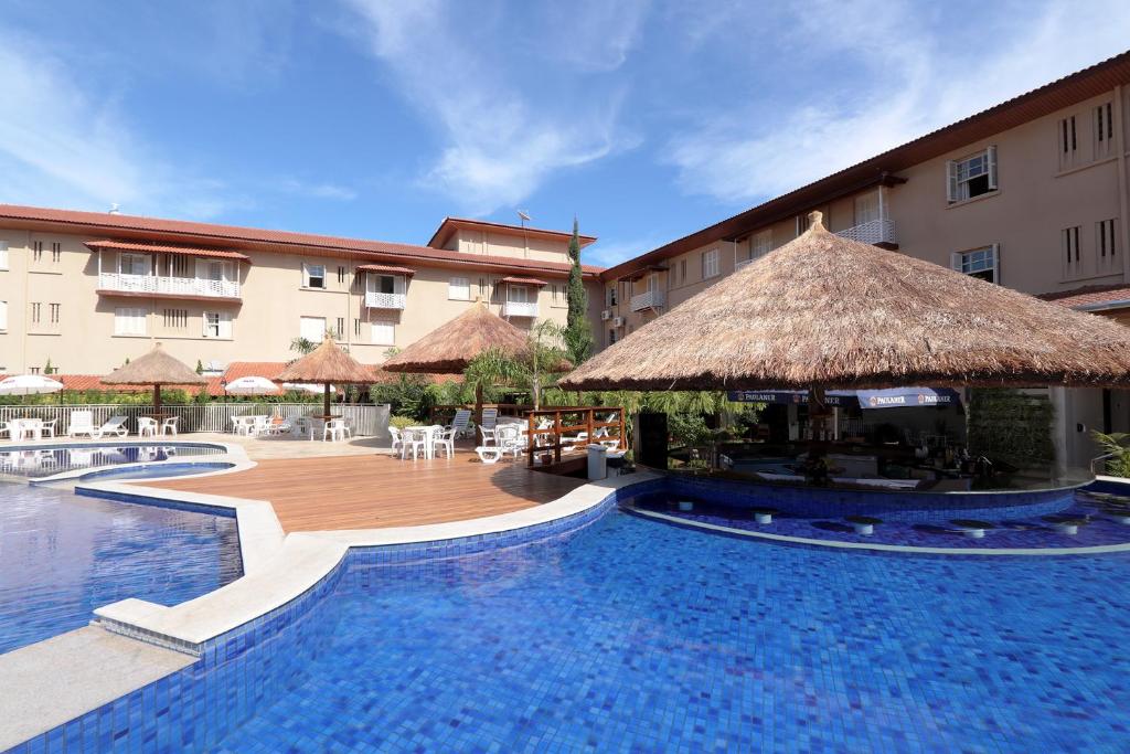 阿瓜斯迪林多亚曼托瓦尼酒店的一个带游泳池的度假村,一座大型建筑