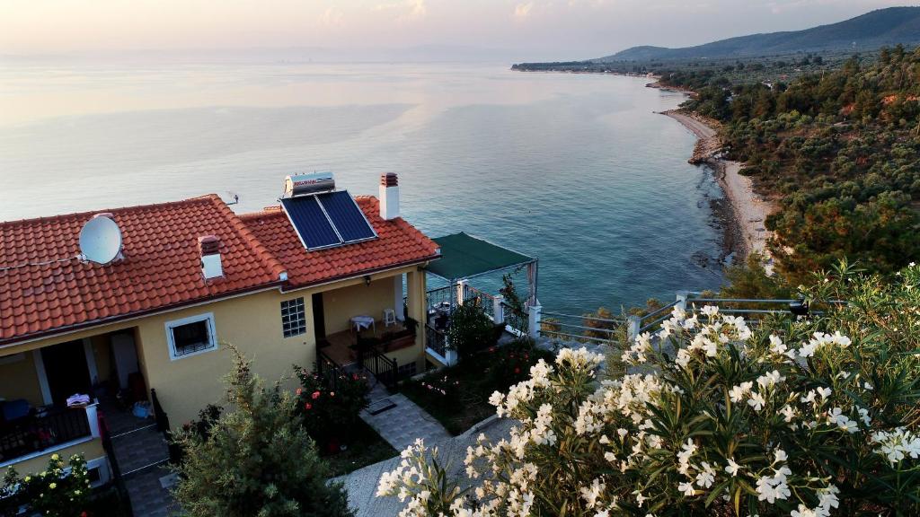 斯卡拉马里昂Aegean Colors的水面上设有太阳能电池板的房子