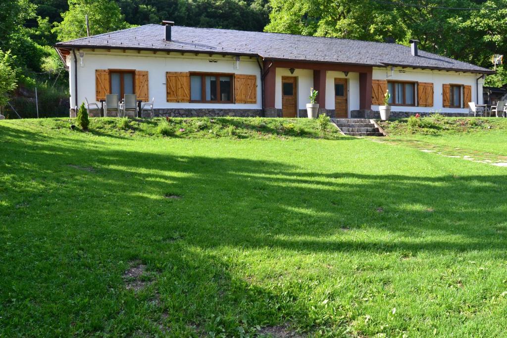 巴鲁尔拉Les casetes Vall de Boi的前面有大草坪的房子