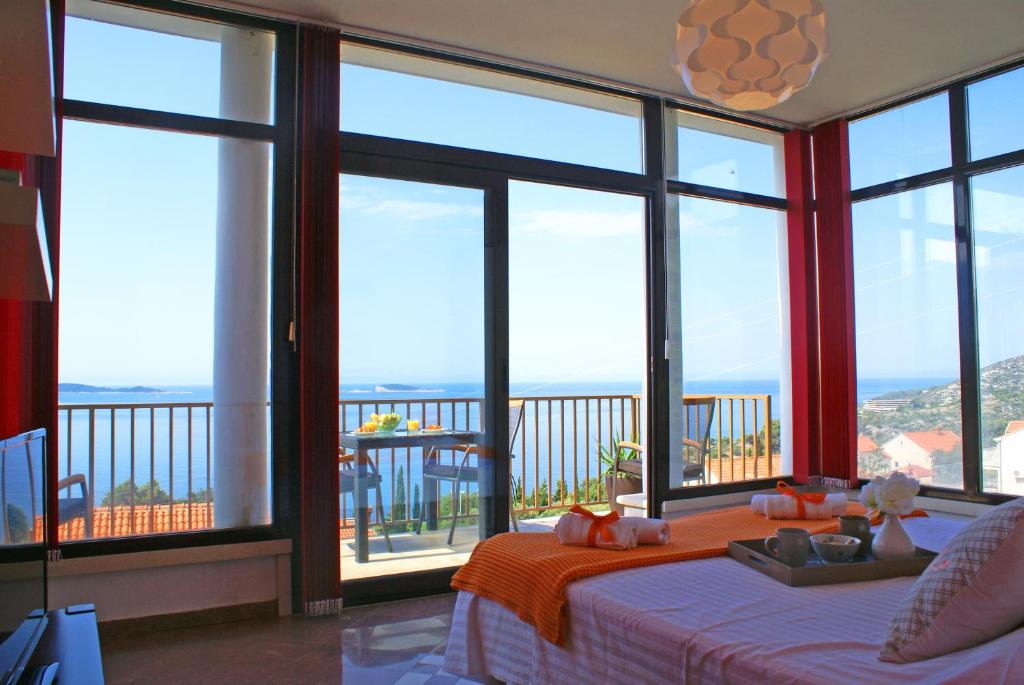 米利尼拉佩里亚公寓的一间带大窗户的卧室,享有海景