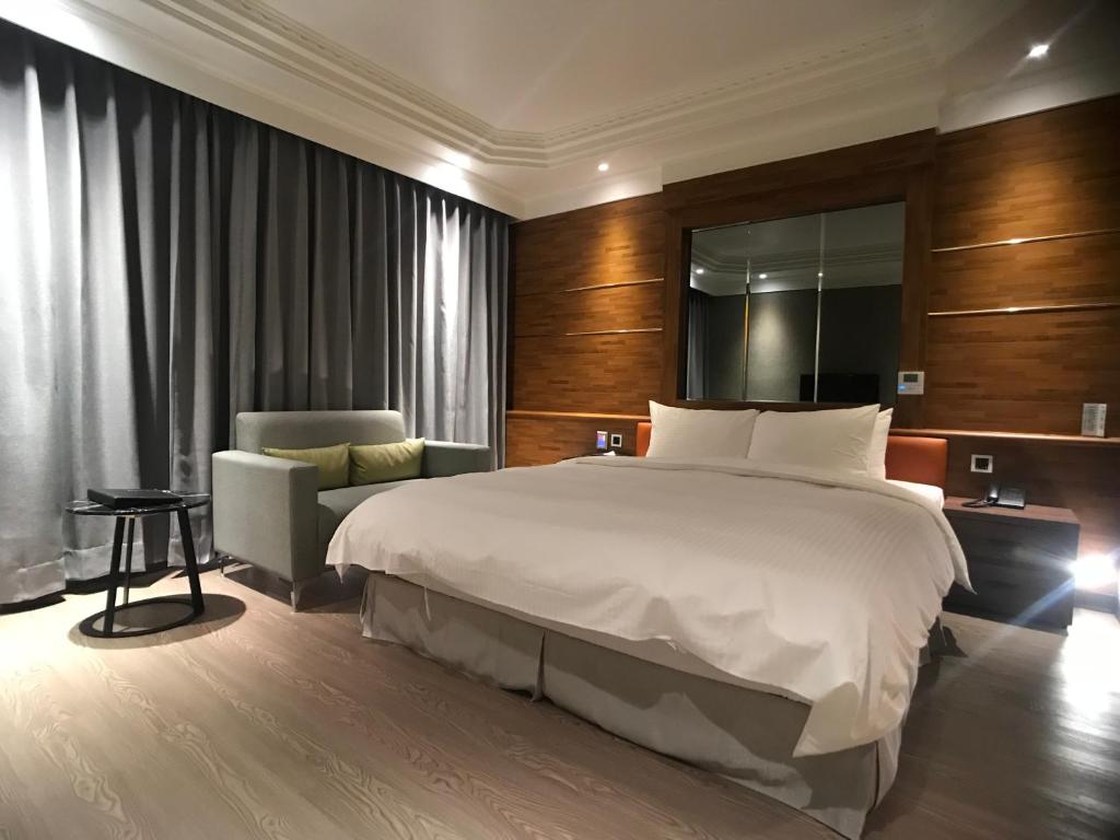 平镇莫尼旅店的一间卧室配有一张大床和一把椅子