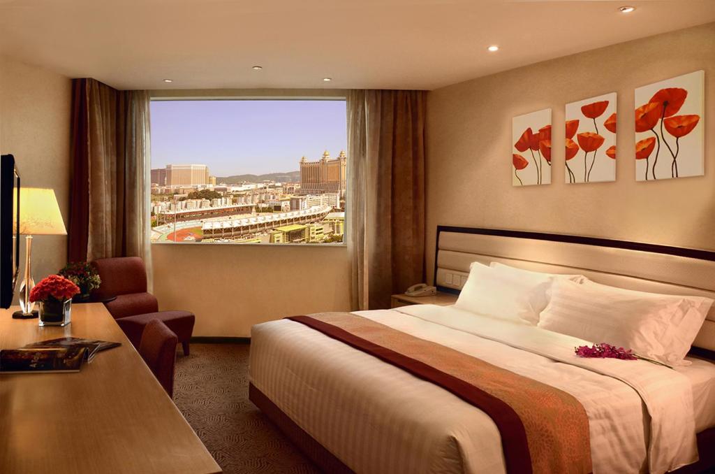 澳门澳門君怡酒店的酒店客房设有一张床和一个大窗户
