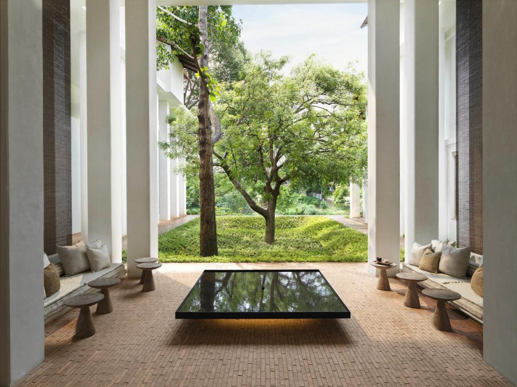 清迈拉雅文化酒店- SHA Plus的建筑中间带玻璃桌的房间