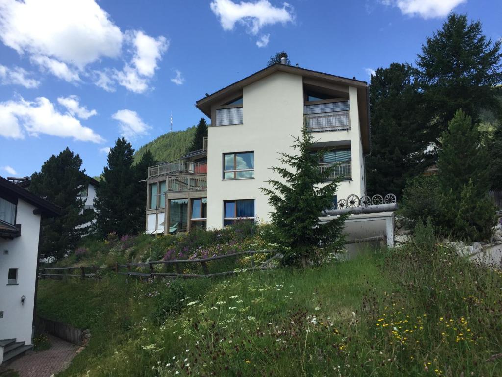 切勒里纳多特蒙德瑞樵酒店的山顶上的白色房子