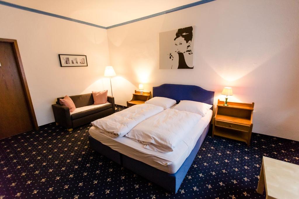 埃森法布里兹酒店的酒店客房,配有床和沙发