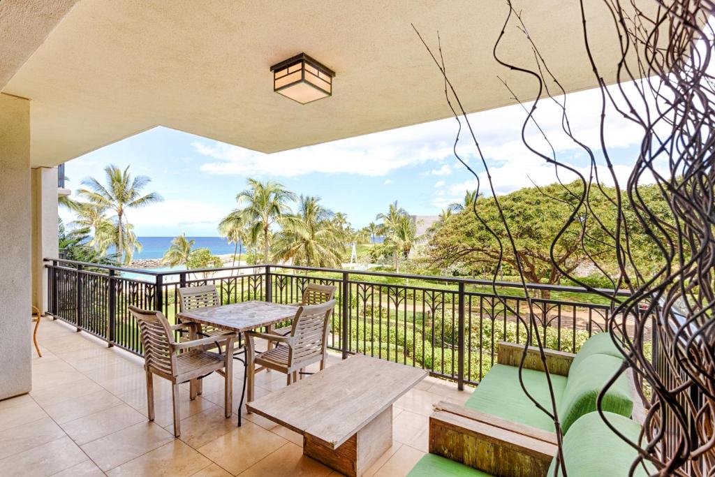 卡波雷Third Floor villa Ocean View - Beach Tower at Ko Olina Beach Villas Resort的一个带桌椅的海景阳台