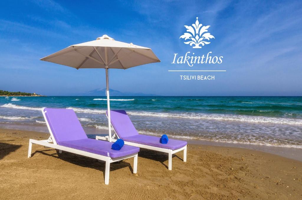 蒂锡利维蒂锡利维海滩拉肯诗酒店的海滩上的两把椅子和一把遮阳伞