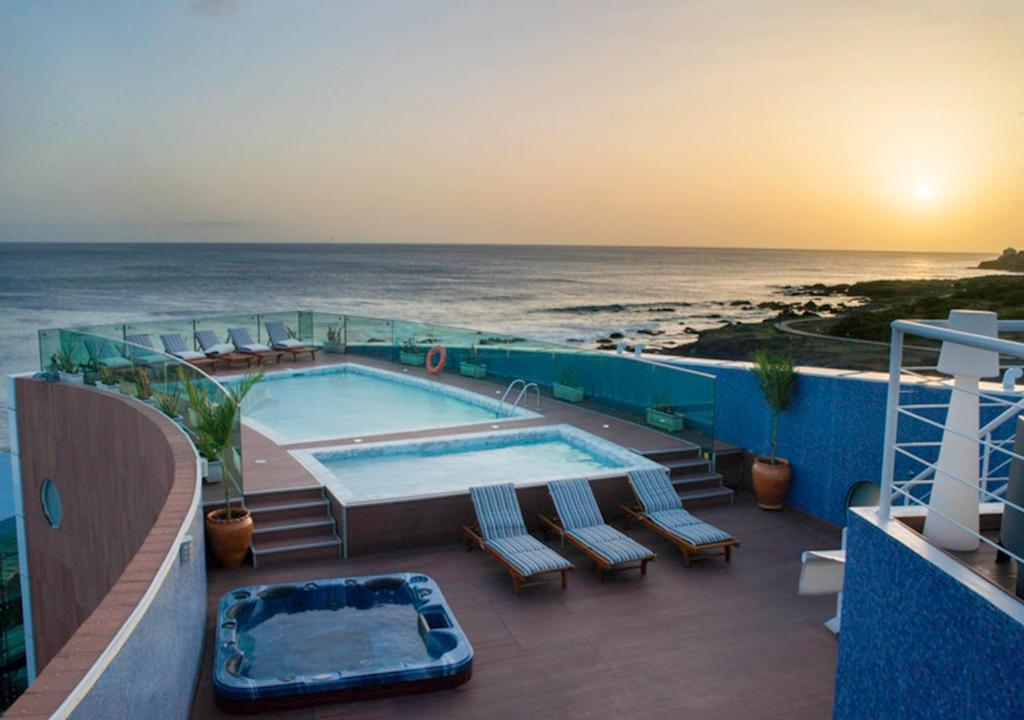 普拉亚维普普拉亚酒店的一个带游泳池和海洋的阳台
