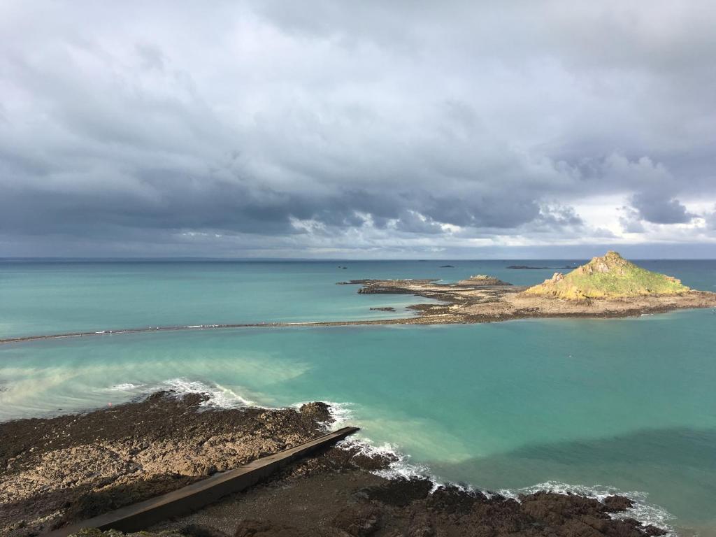 普雷讷夫昂德雷Hotel Georges的海洋中的一个岛屿