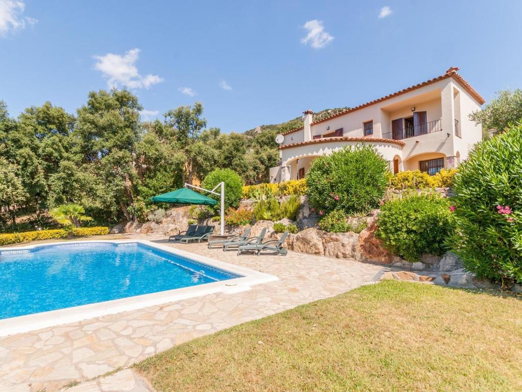 卡隆赫Belvilla by OYO Villa Duende的一座带游泳池和房子的别墅