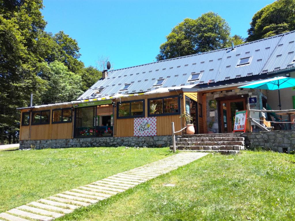 Boutx拉索蓝奥贝格酒店的草地上一座太阳能屋顶的房子