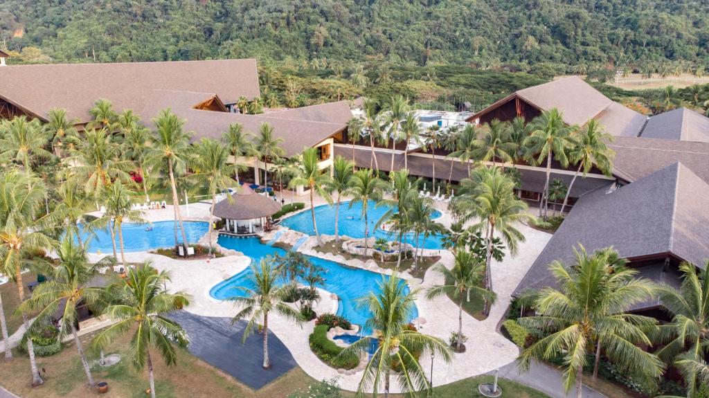 哥打京那巴鲁佳蓝汶莱度假村的享有带游泳池的度假村的空中景致