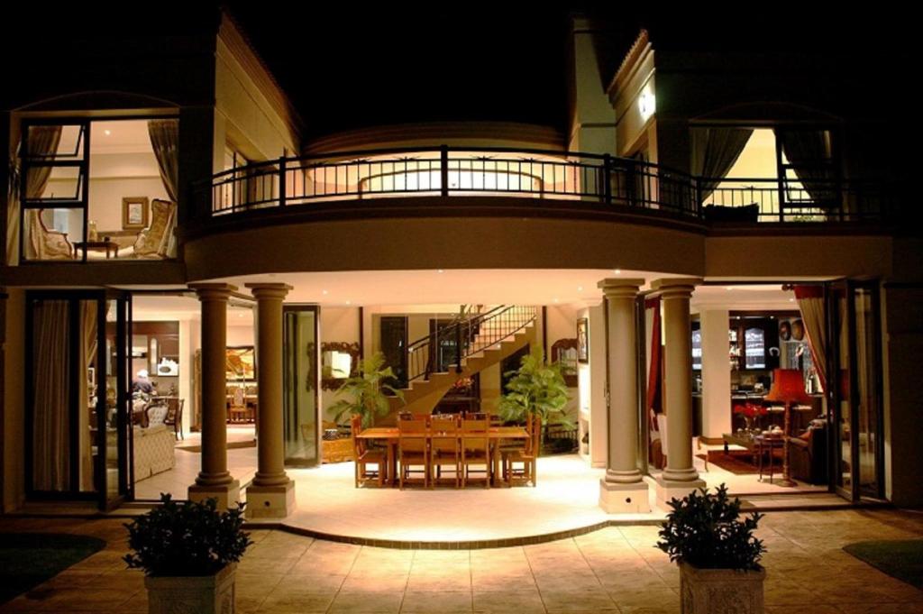 比勒陀利亚卡萨弗洛拉旅馆的中间设有餐桌的大房子