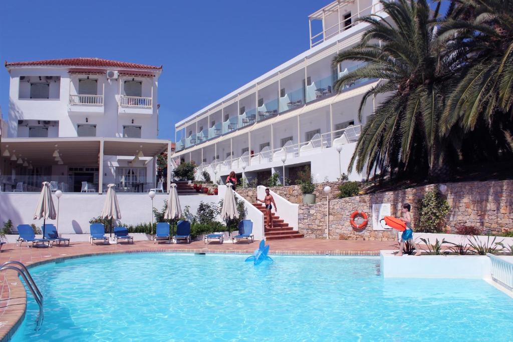 帕蒂迪里奥天堂酒店的水中海豚的游泳池