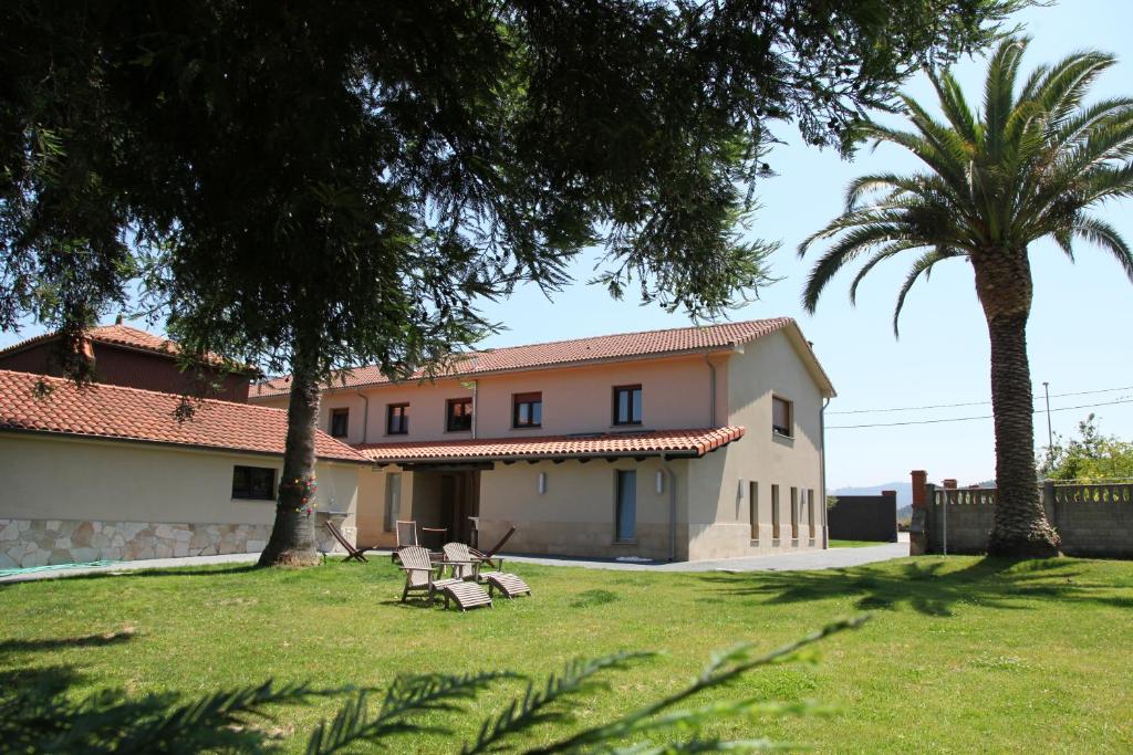 纳隆河畔穆罗斯Casa Carmina Hostel的两棵棕榈树在房子前面