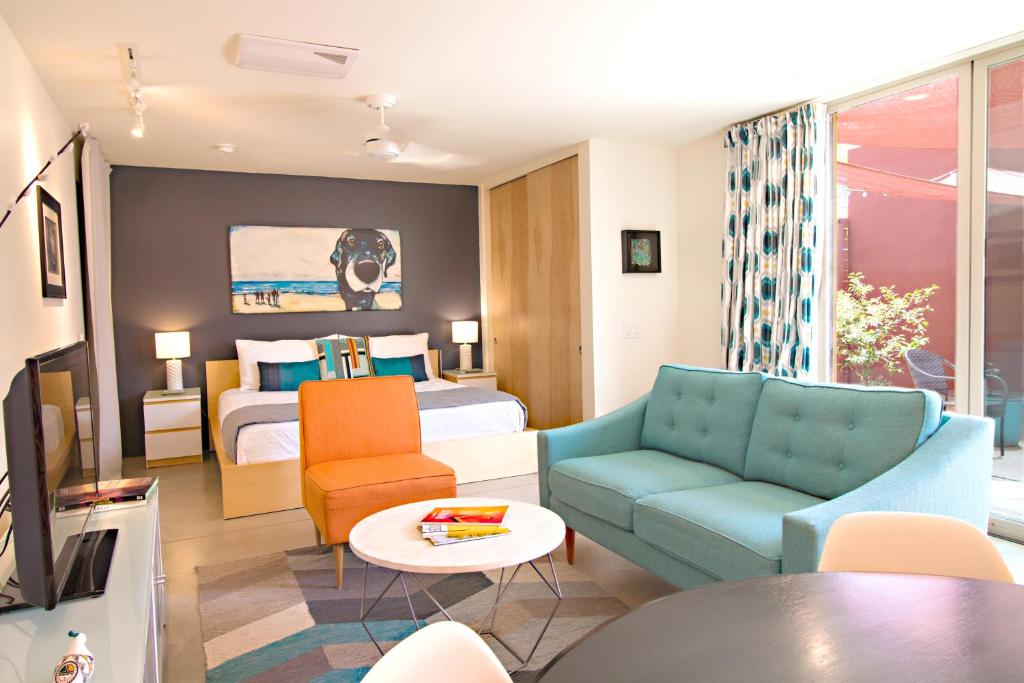 阿尔伯克基Modern Casita in Historic Downtown Albuquerque的酒店客房 - 带一间卧室、一张床和一张沙发
