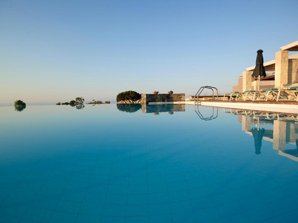 依拉佩特拉Kakkos Beach Hotel - Adults Only的毗邻度假村的蓝色海水游泳池