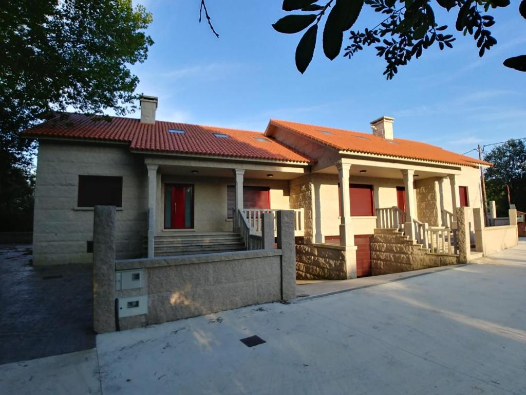 格罗韦Casa A Veiga的街上有红色屋顶的房子