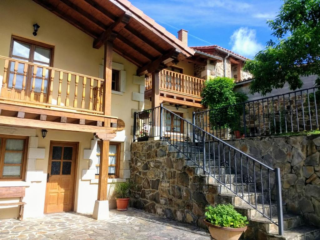 Pesaguero-La ParteViviendas Rurales Aldea de Dosamantes的一座带楼梯和石墙的房子