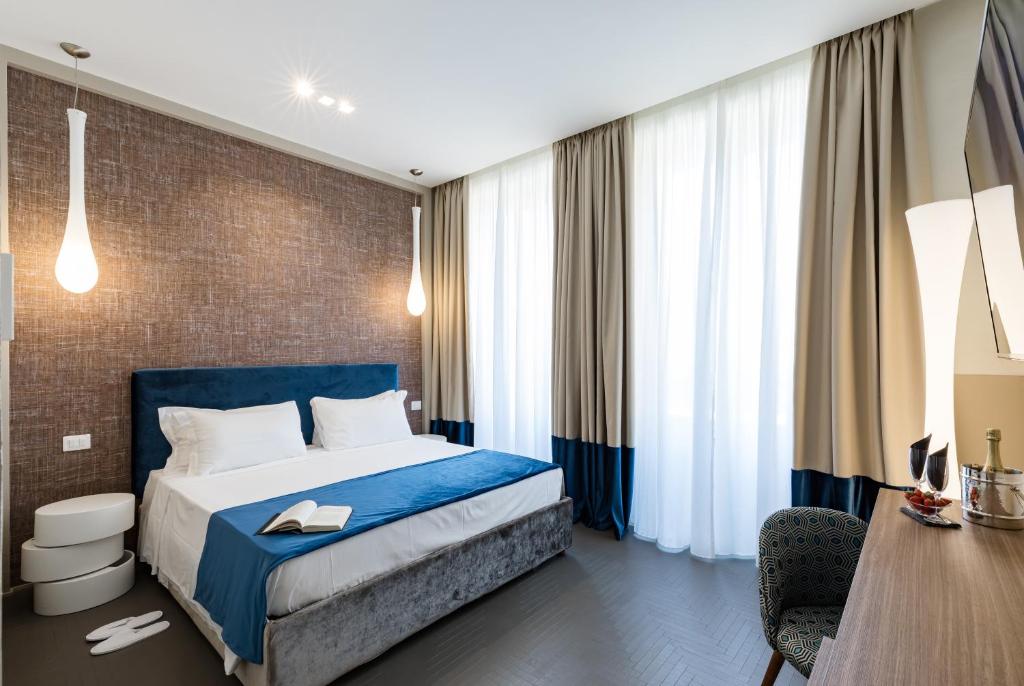 罗马A World Aparts - Barberini Boutique Hotel的配有一张床和一张书桌的酒店客房