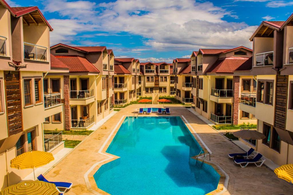 古雷Form Thermal Hotel & SPA Kaz Dağları的享有公寓大楼空中美景,设有游泳池