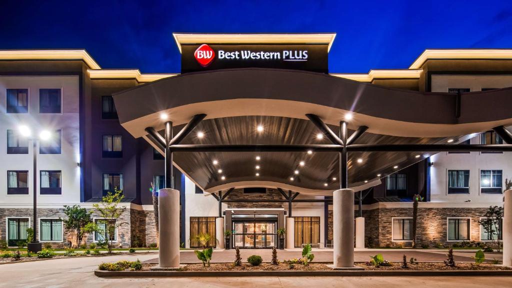 拉斯顿Best Western Plus Ruston Hotel的最西方加酒店前方的 ⁇ 染