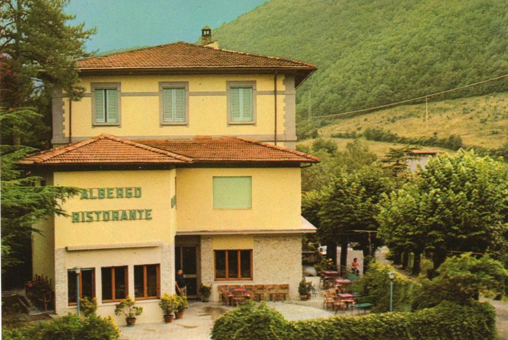 Vaglia帕德里诺酒店的一座大建筑的侧面有标志
