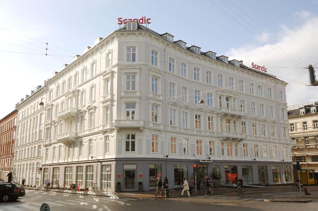 哥本哈根韦伯斯斯堪迪克酒店的街道拐角处的白色大建筑